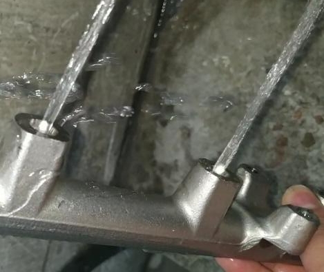 測試燃油共軌管，看用斯曼克水粒流去毛刺前后有何區(qū)別？
