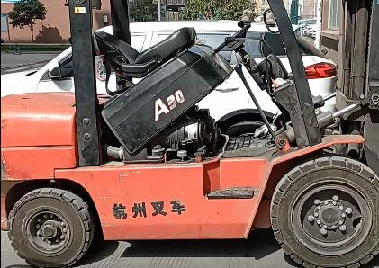 給叉車的液壓閥交叉孔去毛刺，用磨粒流的越來越多！