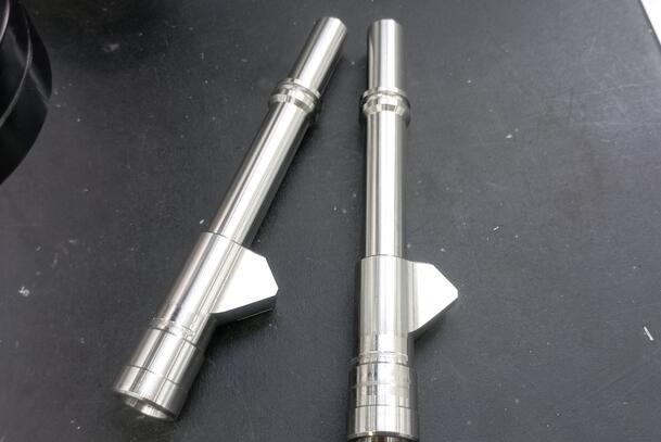 對豬好點，磨粒流用于注射器架交叉孔去毛刺！